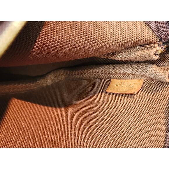 Louis Vuitton Pochette Accessoires Monogram LV Canvas Shoulder Bag Vintage - Picture 14 of 15